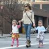 Sarah Jessica Parker leva as filhas gêmeas Marion Loretta Elwell e Tabitha Hodge para a escola