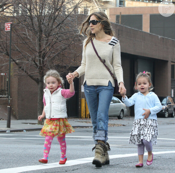 Sarah Jessica Parker leva as filhas gêmeas Marion Loretta Elwell e Tabitha Hodge para a escola