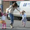 Sarah Jessica Parker brinca com as meninas, que pulam sem parar