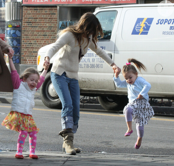 Sarah Jessica Parker brinca com as meninas, que pulam sem parar