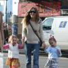 Sarah Jessica Parker leva as filhas gêmeas para a escola