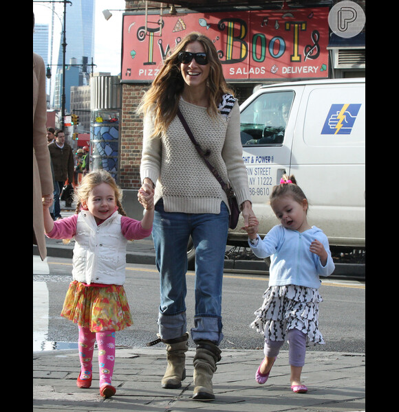 Sarah Jessica Parker leva as filhas gêmeas para a escola
