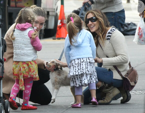 Sarah Jessica Parker para com as filhas Marion Loretta Elwell e Tabitha Hodge, para fazer carinho em um cachorro