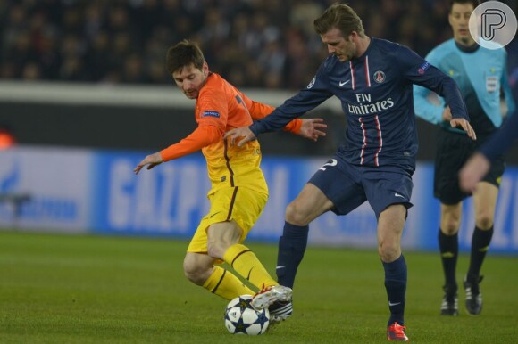 Messi faz dribles parecerem fáceis ao roubar a bola dos pés de grandes craques, como David Beckham
