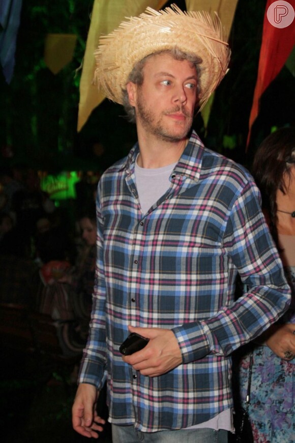 O ator Guilherme Weber usou o tradicional chapéu de palha e uma camisa quadriculada para curtir o 'Arraiá da Marrom'