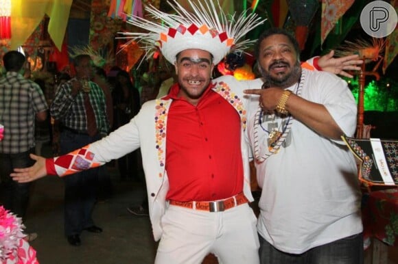 Diogo Nogueira foi o noivo do Arraiá da Marrom. Na foto, ele abraça o cantor e amigo Arlindo Cruz