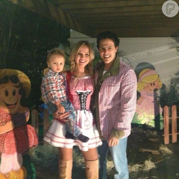 A família da apresentadora Eliana, também se vestiu de caipira. Na foto, a loira posa com o marido João Marcelo Bôscoli e o filho de 1 ano, Arthur