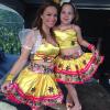 As grávidas também podem curtir! A cantora Solange Almeida escolheu um look igual ao da filha para curtir as festividades junina