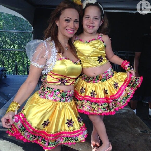 As grávidas também podem curtir! A cantora Solange Almeida escolheu um look igual ao da filha para curtir as festividades junina
