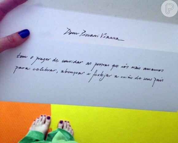 Luana Piovani mostra foto de seu convite de casamento com Pedro Scooby, em 21 de junho de 2013