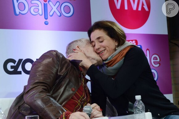 Miguel Falabella dá um beijo carinhoso na colega de elenco Marisa Orth