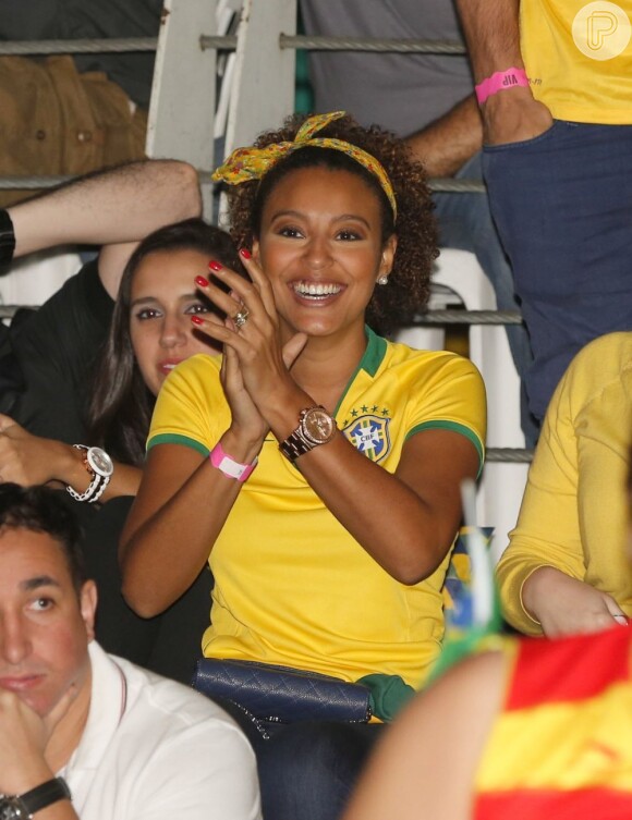 Sheron Menezzes vibra com o jogo da seleção brasileira