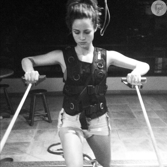 Nanda Costa posa foto durante a malhação, em 5 de dezembro de 2012. A atriz utiliza a tensão de elásticos para fortalecer a musculatura.