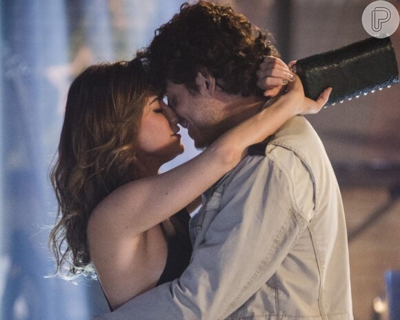 Malu (Fernanda Vasconcellos) não resiste e beija Bento (Marco Pigossi), em 'Sangue Bom'