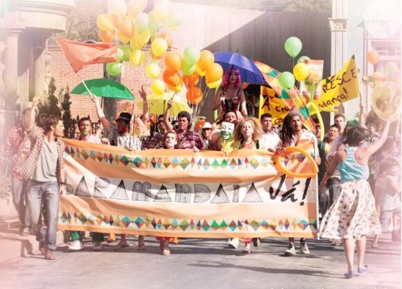 Os jovens Saramandistas fazem protesto nas ruas de Bole-Bole , no primeiro capítulo de 'Saramandaia', em 24 de junho de 2013