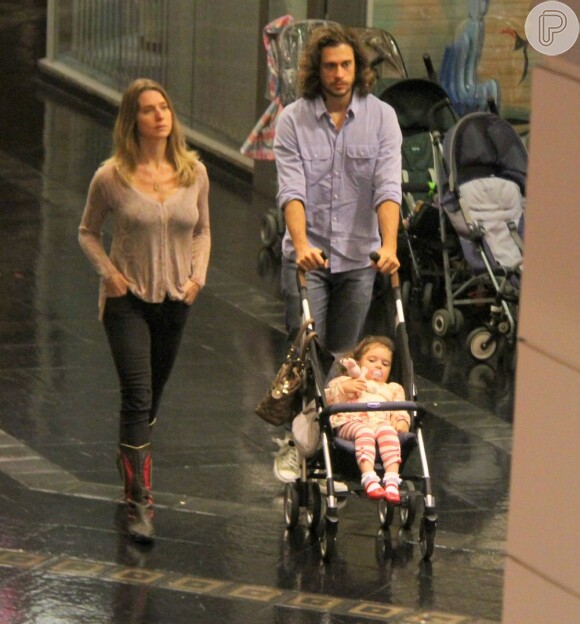 Leticia Spiller passeia com a filha Stella, de 2 anos, e o marido, o diretor de fotografia Lucas Loureiro