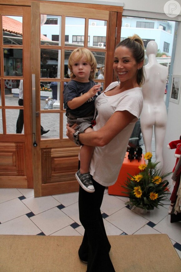 Danielle Winits tem um filho chamado Guy, de 2 anos, fruto de seu relacionamento com Jonatas Faro