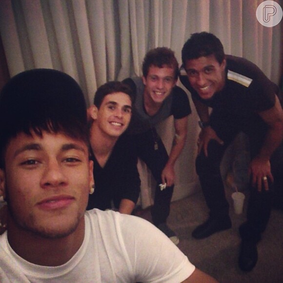 Neymar se diverte com os jogadores Oscar, Paulinho e Bernard, após vitória do Brasil contra o Uruguai, em 26 de junho de 2013