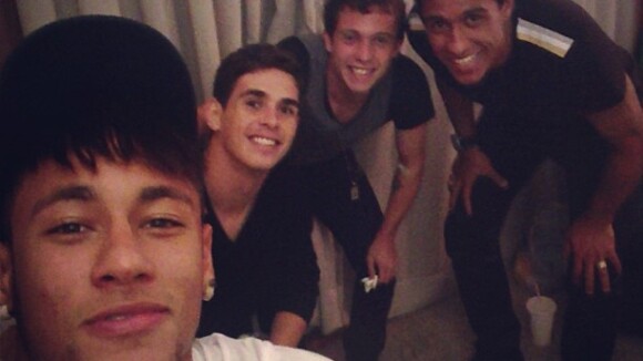 Longe de Bruna Marquezine, Neymar se diverte com amigos após vitória do Brasil