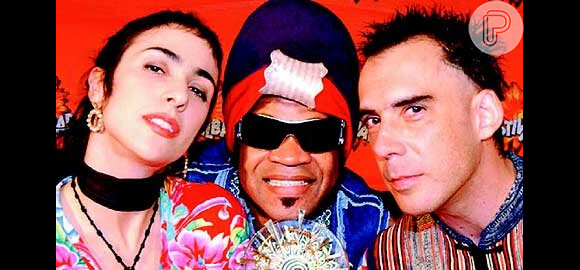 Em 2002, Marisa Monte se juntou com os amigos Carlinhos Brown e Arnaldo Atunes e o trio criou o projeto Tribalistas'