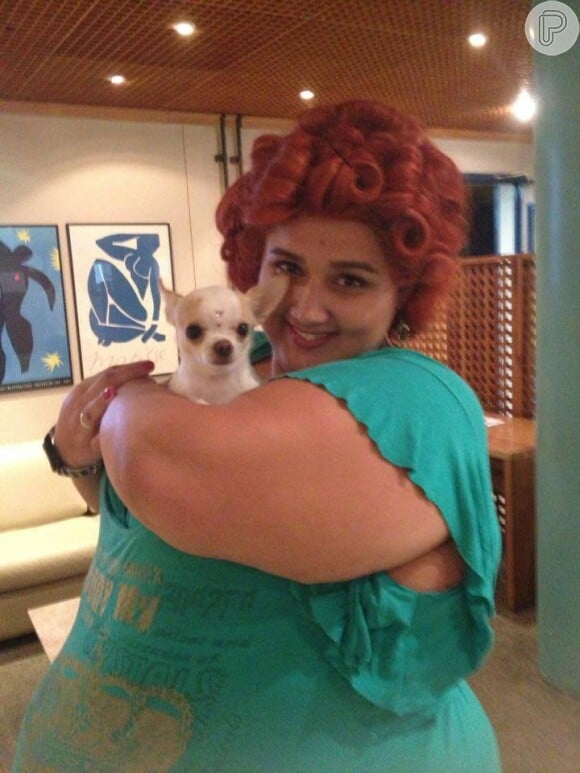 Jayla Leonar posa com o cachorro de Dona Redonda nos bastidores na 'Saramandaia'