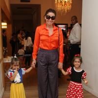Giovanna Antonelli fantasia as filhas gêmeas Sofia e Antonia para irem ao teatro