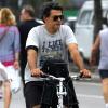 Eduardo Moscovis aproveitou dia livre para andar de bicicleta, na praia de Ipanema, neste domingo (30)
