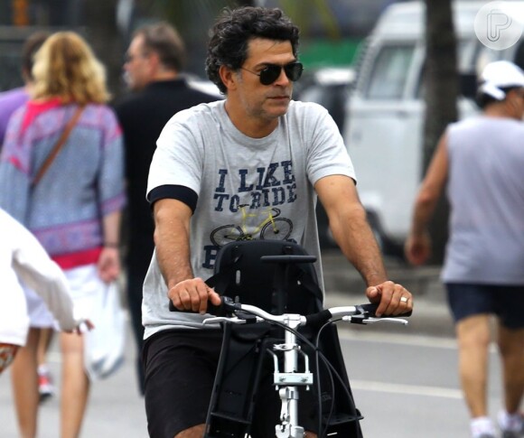 Eduardo Moscovis aproveitou dia livre para andar de bicicleta, na praia de Ipanema, neste domingo (30)