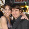 Katie Holmes e Tom Cruise começaram a namorar em abril de 2005 e no mesmo ano ele a pediu em casamento na Torre Eiffel, Paris