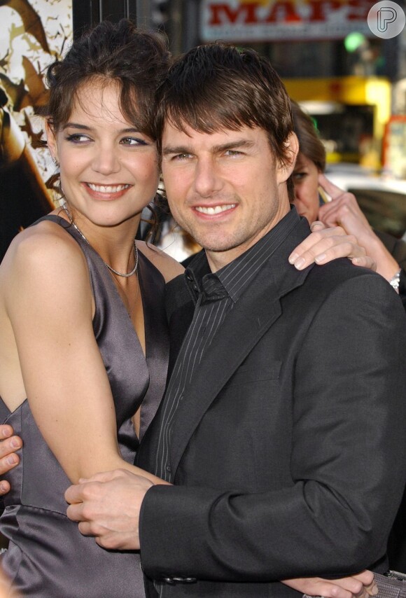 Katie Holmes e Tom Cruise começaram a namorar em abril de 2005 e no mesmo ano ele a pediu em casamento na Torre Eiffel, Paris