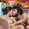 Chandelly beija o namorado, Humberto Carrão