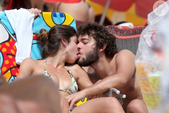 Chandelly beija o namorado, Humberto Carrão