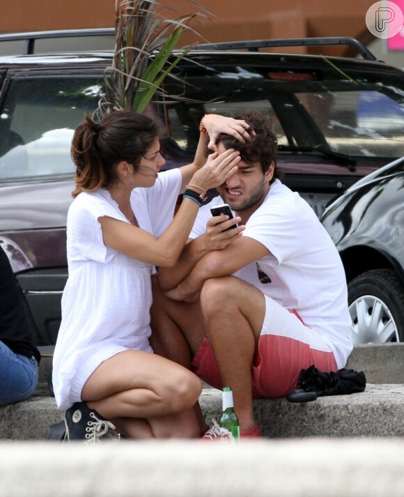 Chandelly espreme a testa do namorado, Humberto Carrão, e o ator faz careta
