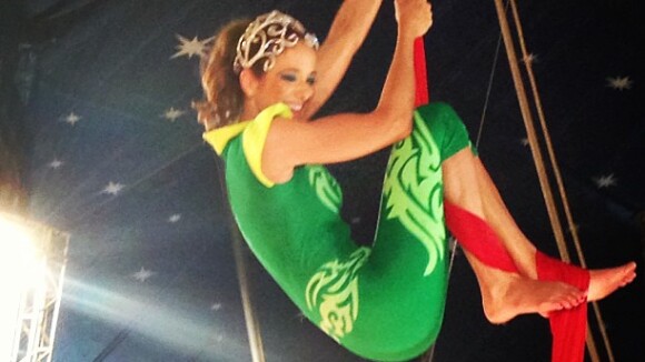 Ticiane Pinheiro se aventura no trapézio em dia de circo no 'Programa da Tarde'
