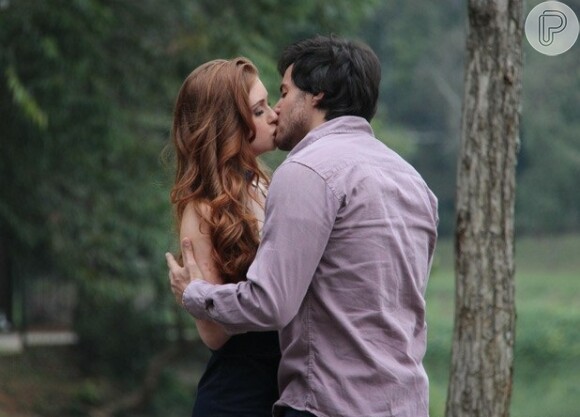 Thales (Ricardo Tozzi) pede Nicole (Marina Ruy Barbosa) em casamento, em 'Amor à Vida'