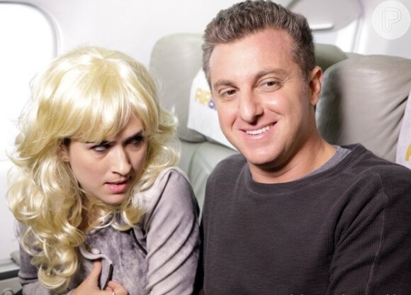 Valdirene (Tatá Werneck) ataca Luciano Huck em um avião, em cena de 'Amor à Vida', em julho de 2013