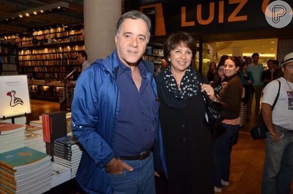 Tony Ramos e a mulher, Lidiane, prestigiaram a noite de lançamento do livro 'Crimes no Horário Nobre - A Teledramaturgia de Silvio de Abreu'