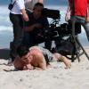 Marcelo Adnet rola na areia na filmagem de 'Muita Calma Nessa Hora 2'