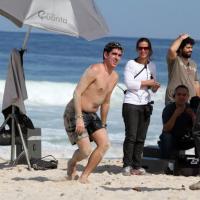 Marcelo Adnet roda o filme 'Muita Calma Nessa Hora 2' na praia de Ipanema, RJ