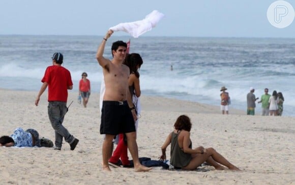 Marcelo Adnet roda uma toalha branca durante filmagem