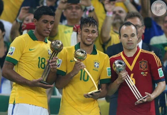 Neymar ao lado de Paulinho e Iniesta, na premiação dos melhores do torneio
