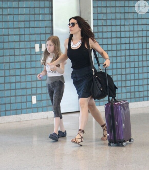Alessandra negrini foi flagrada com a filha Bettina embarcando em aeroporto do Rio