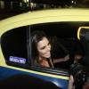 Mariana Rios vai à festa de táxi