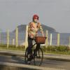Aos 56 anos, Christiane Torloni mantém a boa forma pedalando