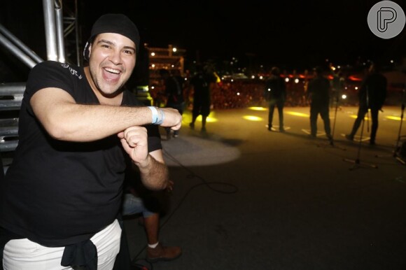 Thiago Abravanel faz o 'T' de Thiaguinho, curtindo o show do cantor no Samba Brasil, em Fortaleza, em 6 de julho de 2013