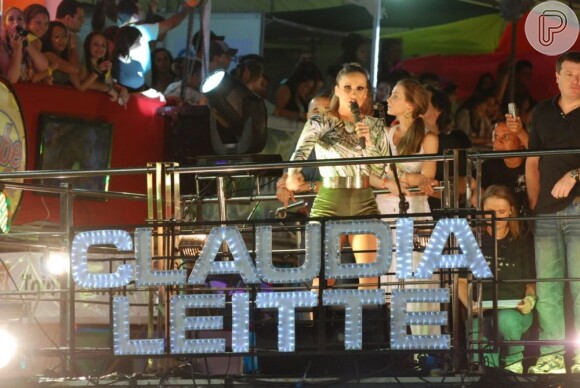 Claudia Leitte canta no Carnatal