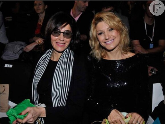 A atriz acompanha evento de moda ao lado da amiga Christiane Torloni