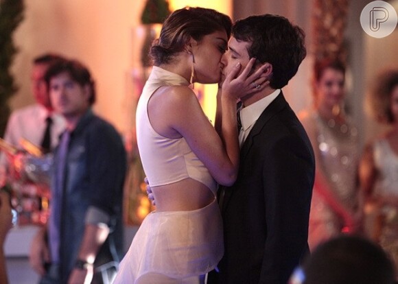 Tina (Ingrid Guimarães) vê Amora (Sophie Charlotte) e Maurício (Jayme Matarazzo) se beijando, em 'Sangue Bom'