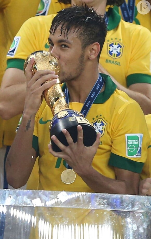 Além da conquista da Copa das Confederações, Neymar levou o troféu de melhor jogador do torneio e terceiro maior artilheiro da competição