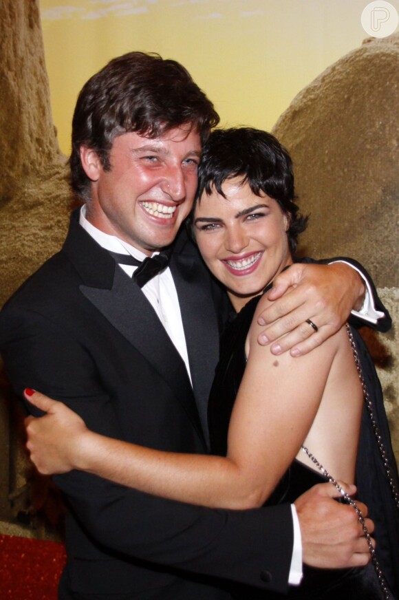 Em 2009, Ana Paula Arósio começou a namorar o arquiteto Henrique Pinheiro e com ele se casou no dia do seu aniversário, no ano seguinte